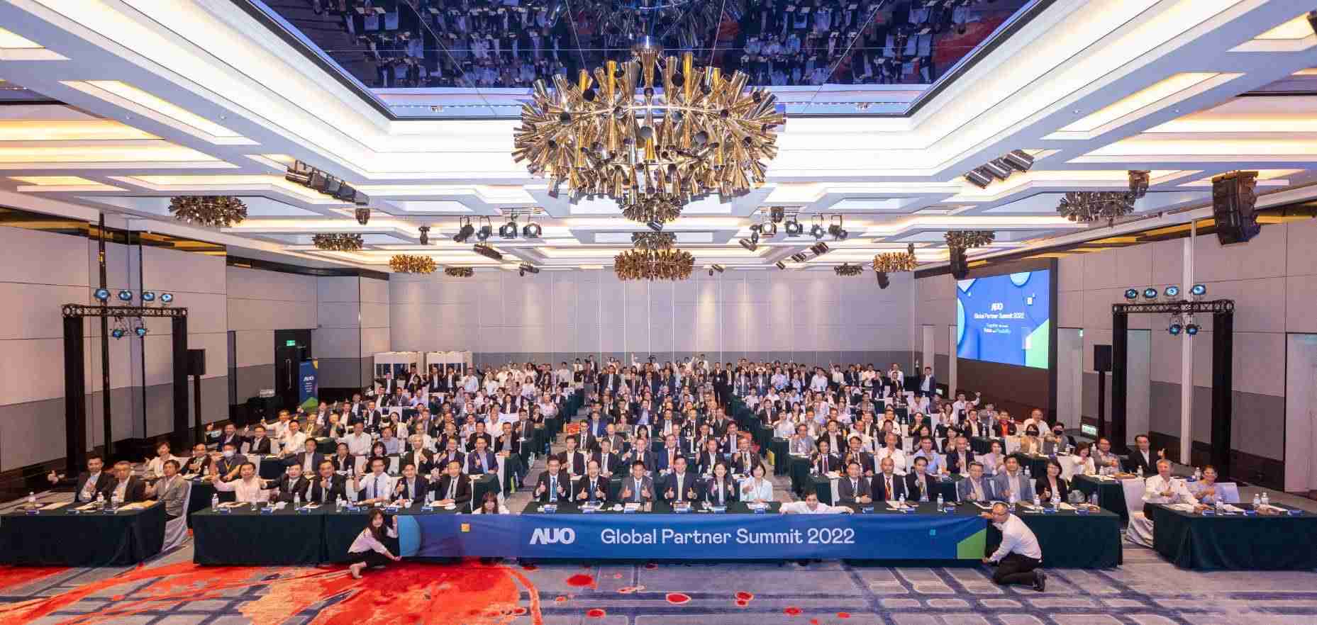 友達推動「安心、、創新、、、、用心、、、、同心、、、、盡心」五星職旅，，，，為菲籍員工打造全方位照護，，，首度贏得「人權實踐與發展領袖獎」殊榮