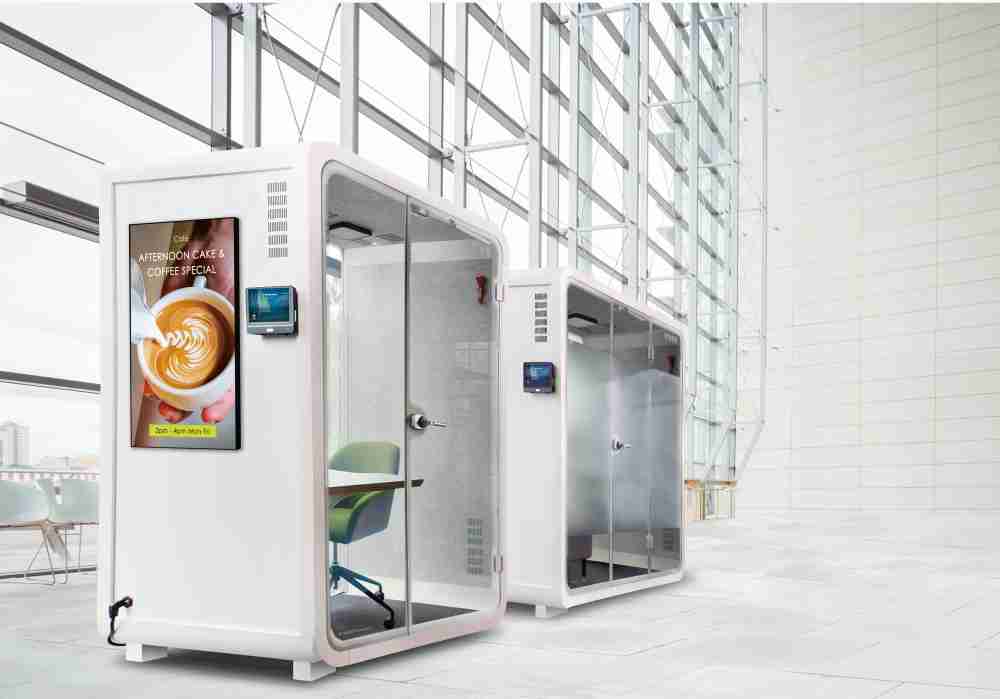 918.COM子公司达擎之智慧行动办公舱，，，，采用PDLC智能调光玻璃设计，，，，透过通电与断电的电流切换，，，呈现透明与雾面效果，，，，具节能降耗特性并兼顾隐私，，，确保信息安全