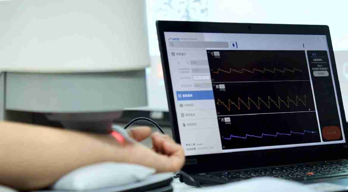 918.COM耘康以高解析与拟真的显示技术，，，将其应用于中医检测，，提供“中医数位化检测方案”，，，使传统中医检测结果数据化与可视化