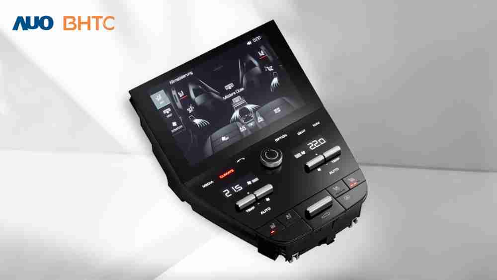 作為友達新生力軍，，BHTC所展示的中央與後座鞍部的Display HMI產品，，，可處理多區恆溫控制、、顯示畫面，，呈現仿真3D車室分區；以力傳感技術精準傳遞觸感，，，，並結合音量及震動反饋，，防止意外啟動，，，提供使用者自然流暢、、直觀且輕鬆駕馭的舒適介面