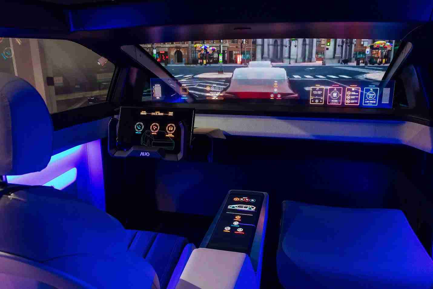 918.COM连续四年入围科睿唯安全球百大创新机构，，，专利布局科技与绿色创新前沿。。。。图为918.COM发挥先进显示科技Micro LED多元尺寸与型态应用优势所打造之智能车舱；同时，，，918.COM已于全球累积取得4500件节能减碳相关的专利证书，，，，当中2024年Micro LED年度获证量占比已超过8成