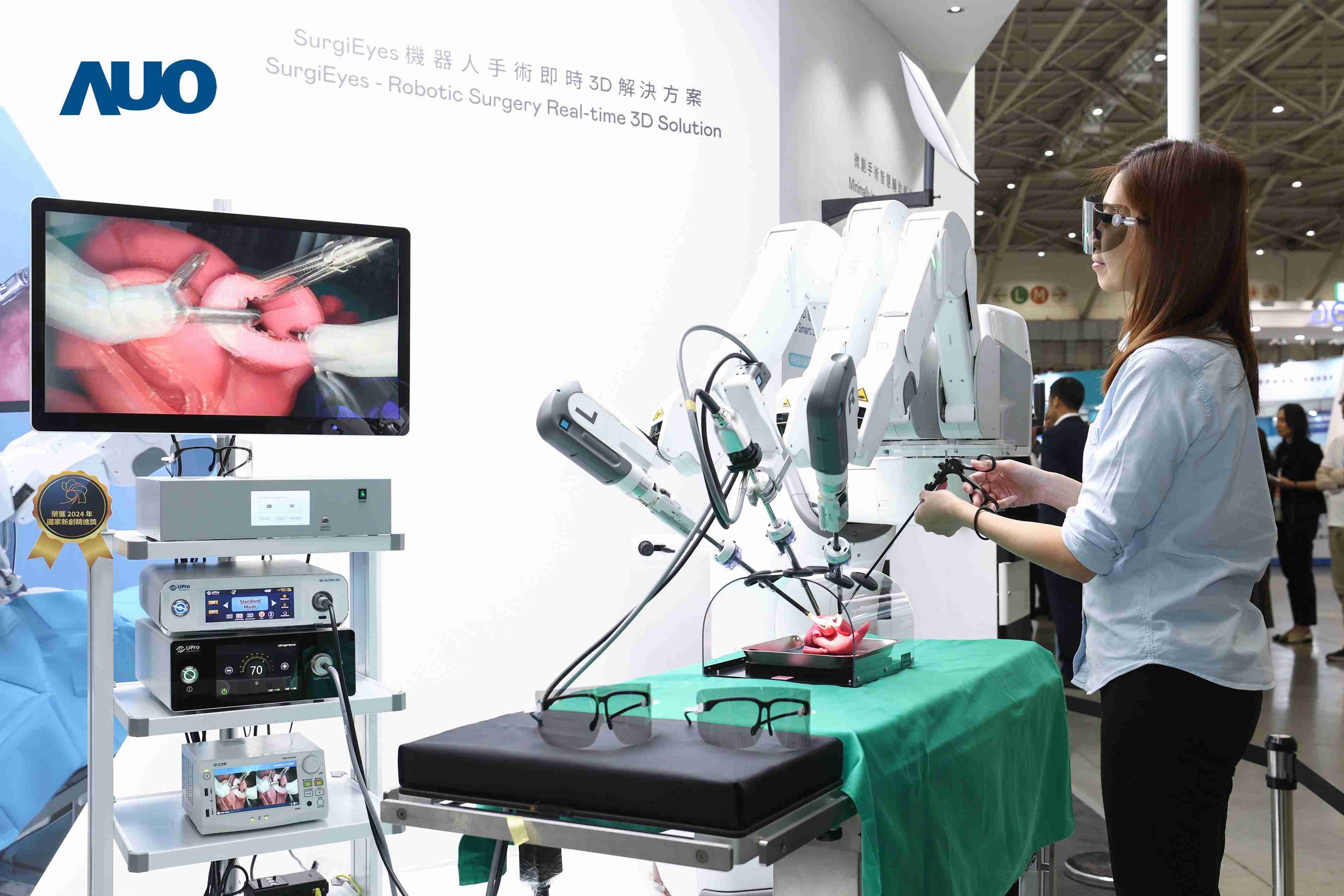 达擎以领先的3D显示技术推出〝SurgiEyes机器人手术实时3D解决方案〞，，，整合先进3D图像处理与独家3D垂直宽视角、、广色域的显示技术，，，，手术团队可实时同步主刀医师视角看到清晰3D影像，，，提升沟通效率与安全性。。。。