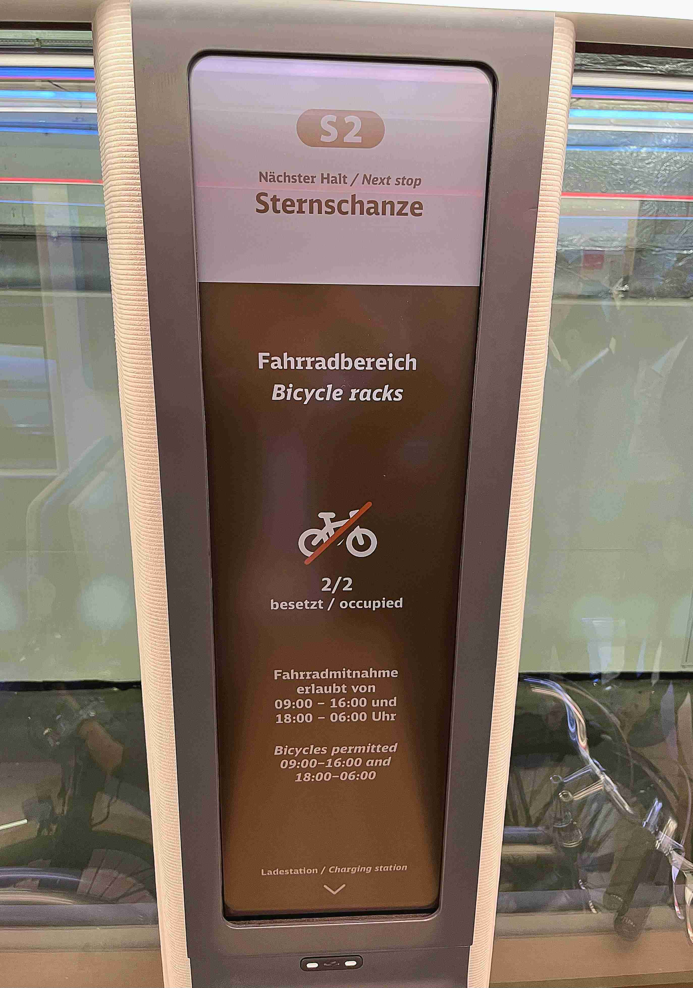 达擎HiRaso显示技术采用胆固醇液晶独特的双稳态特性及反射环境光线的方式，，，，发挥最佳能源运用效率，，其仅在更换显示画面时才消耗电力，，，，在持续静止的画面显示上则为零耗电，，，，与传统液晶显示技术相比大幅节省90%能耗